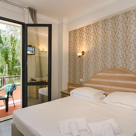 Hotel Nedy Marina di Massa Eksteriør billede