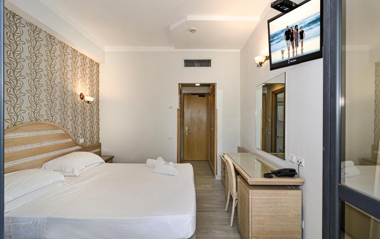 Hotel Nedy Marina di Massa Eksteriør billede